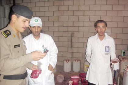 كشف مصنعين لـ "المعسل" يستخدمان ألواناً ونكهات ممنوعة دولياً