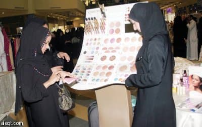 مكة: فتاة تتحدى البطالة وتقتحم سوق العمل بمشاريعها الصغيرة