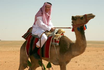 جوهان جيرناندت رئيس مجلس البنك المركزي السويدي يقلّب أفكاره عن الأزمة العالمية على ظهور الإبل في رماح.