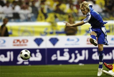 السويدي كريستيان فيلهامسون يسدد على مرمى النصر محرزا هدف المباراة الوحيد ليضع الهلال في نهائي بطولة كأس ولي العهد في الرياض.