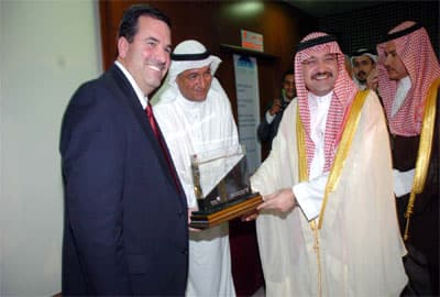 افتتح الأمير مشعل بن ماجد بن عبد العزيز محافظ جدة مصنع آل سالم يورك، وتسلم الأمير درعا تذكاريا بهذه المناسبة.