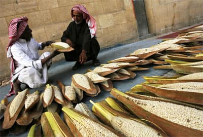 لقاح النخل بعد انتهاء مرحلة الإعداد لبيعة في سوق تجاري في العاصمة السعودية الرياض.