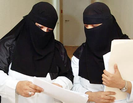 مؤسسات تمنع توظيف الفتيات المنقبات بحجة أنه يعوقهن عن العمل