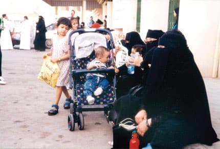 قصر التوظيف في "رياض الأطفال"  على النساء ينعش آمال موظفات بند البرامج والمشاريع الأهلية في التثبيت