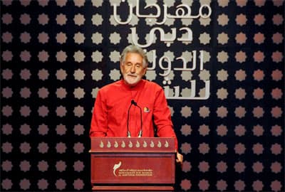 بريتين بريتينباش الشاعر الجنوب أفريقي يلقي إحدى قصائده في مهرجان دبي الدولي للشعر.