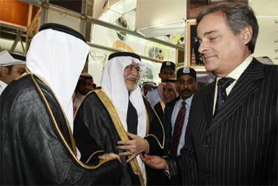 وزير الثقافة والأعلام الدكتور عبدالعزيز خوجه لحظة إستقباله أحد الوفود لمعرض الكتاب في الرياض.