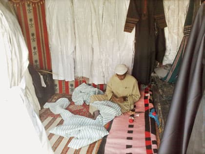 عميد الخياطين.. يخيط الثياب مغمض العينين!