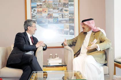 سلطان بن سلمان يستقبل رائد الفضاء الروسي
