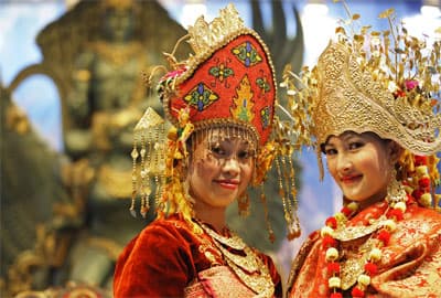 نساء يلبسن أزياء شعبية في جناح اندونيسيا في المعرض المقام في برلين عاصمة ألمانيا.