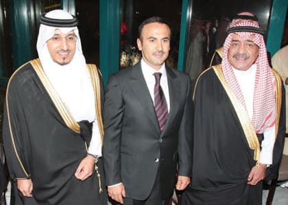 الأمير مقرن يحتفل بزفاف منصور