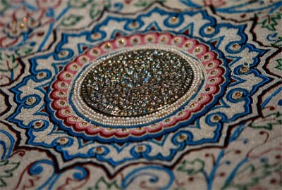 سجادة من الياقوت والماس واللؤلؤ من صنع بارودا يبلغ سعرها أكثر من خمسة مليون دولار معروضة في فندق ريتز كارلتون في العاصمة القطرية