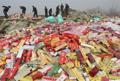 ضباط صينيون يستعدون لحرق 30 ألف علبة سجائر مزيفة بتكلفة تبلغ 170 ألف دولار والمصادرة من مقاطعة ويشي إثر حملة نظمتها الحكومة ضد م