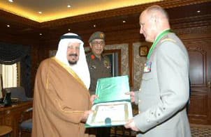 الأمير عبدالرحمن بن عبدالعزيز يقلد رئيس أركان القوات المسلحة الفرنسية وسام الملك عبدالعزيز