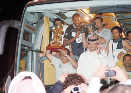 الشباب يحتفل بالذهب على أنغام العرضة .. والبلطان يوقفها بـ"لا"
