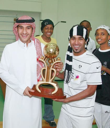 الشباب يحتفل بالذهب على أنغام العرضة .. والبلطان يوقفها بـ"لا"