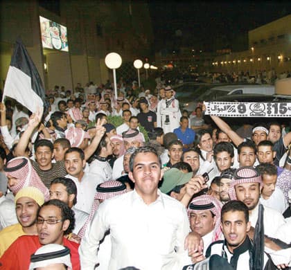 الشباب يحتفل بالذهب على أنغام العرضة .. والبلطان يوقفها بـ"لا"