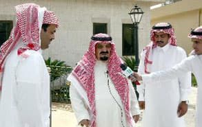 سعوديان يجوبان المملكة لمناهضة العنصرية والعصبية