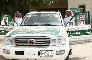 سعوديان يجوبان المملكة لمناهضة العنصرية والعصبية