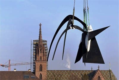 المجسم المنحوت "العنكبوت الكبير" يقام بتفكيكه ووضعه في فناء متحف الفن كجزء من تحضيرات معرض فان كوخ في سويسرا.