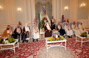 خادم الحرمين الشريفين يستقبل أبناء الأمير تركي بن فيصل وجمعاً من المواطنين