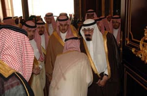 خادم الحرمين الشريفين يستقبل أبناء الأمير تركي بن فيصل وجمعاً من المواطنين