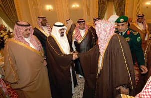خادم الحرمين الشريفين يستقبل أبناء الأمير تركي بن فيصل وجمعاً من المواطنين