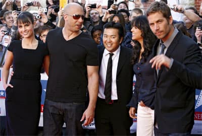 أبطال الجزء الرابع من فيلم "Fast and Furious" يحضرون أثناء العرض الأول للفيلم في مدينة ليلي الفرنسية.