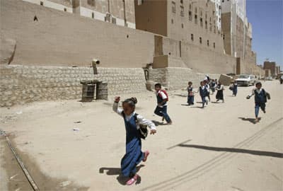 "الصرفة" خروج التلاميذ من المدارس جريا إلى منازلهم في المدينة التاريخية اليمنية شبام.