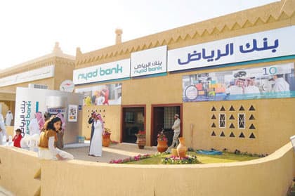 زوار الجنادرية يشيدون بجناح بنك الرياض