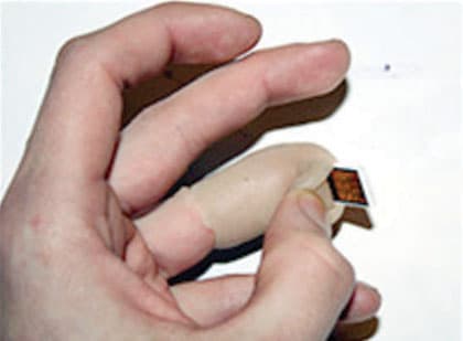 مبرمج كمبيوتر يصنع إصبعا لشريحة USB بدل إصبعه المفقودة