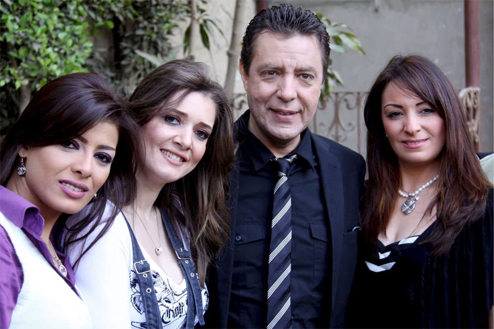 ممثلي "مساهر في البورصة" أثناء احتفالية إطلاق المسلسل الجديد في القاهرة.