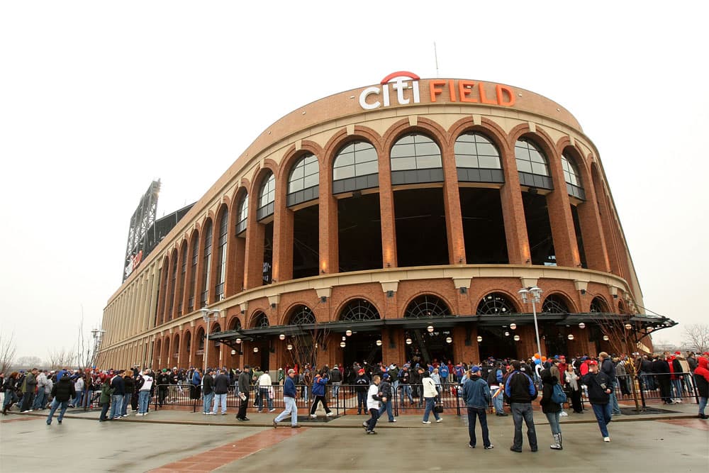 جماهير تحضر لمتابعة أول مباراة تقام في ملعب "the new Citi Field" في نيويورك.