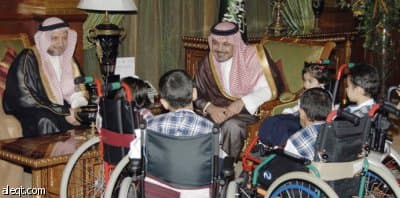 أمير المدينة يطلع على أنشطة "الأطفال المعوقين"