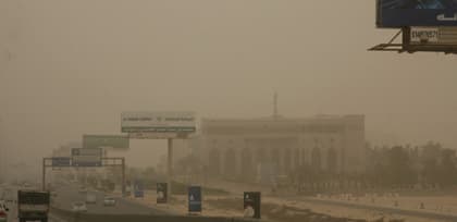 عاصفة الشرقية.. مقتل وافد وتغيير مسار رحلتين.. و200 حادث مروري