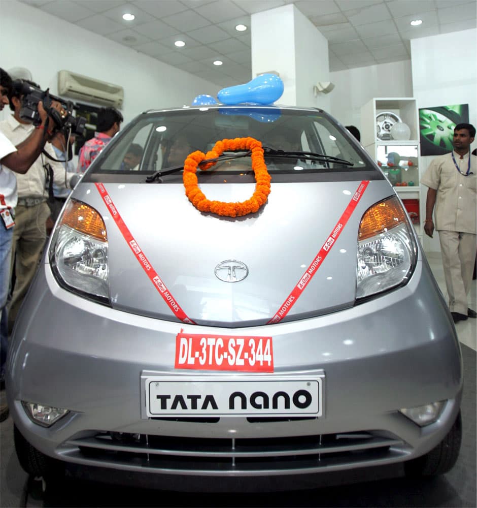 تاتا نونو أرخص سيارة في العالم تنطلق في شوارع نيودلهي.