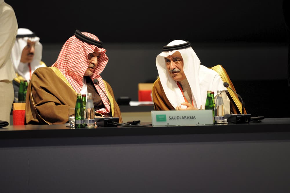 الأمير سعود الفيصل وابراهيم العساف خلال الجلسة العامة للقمة العشرين في لندن
