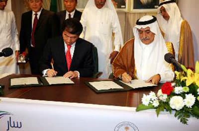 وزير المالية  يوقع 3 عقود مشروعات السكك الحديدية بأكثر من  12 مليار ريال