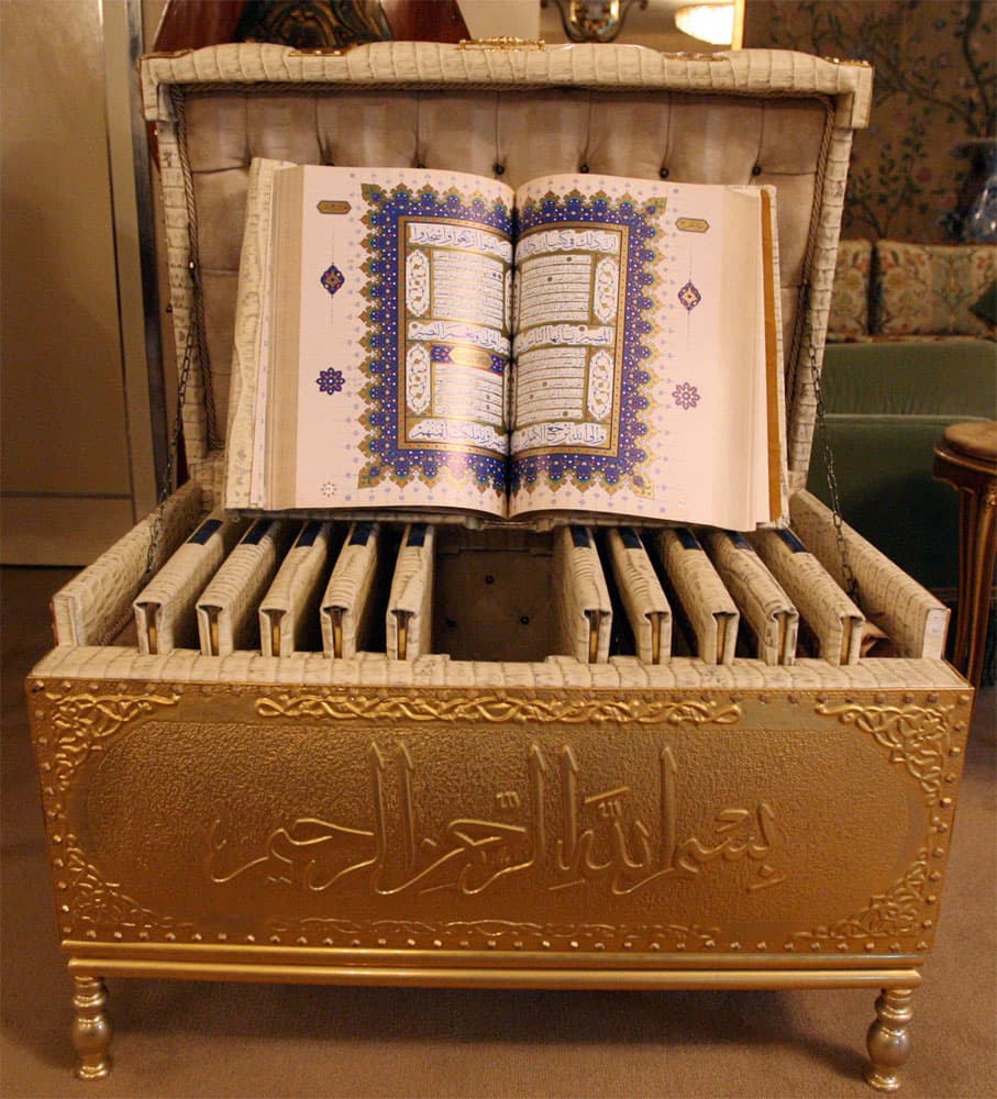مصاحف مكتوبة بخط اليد يرجع تاريخها إلى القرن الثامن في المجلس العلمي العربي الإسلامي في بيروت.
