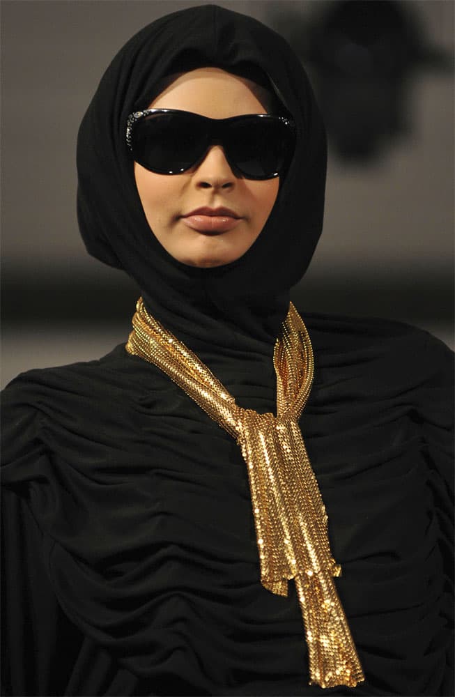 إحدى التصاميم المعروضة خلال عالم الأزياء العربي في لندن.