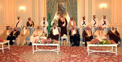 خادم الحرمين يستقبل الأمراء وكبار المسؤولين والمفتي العام