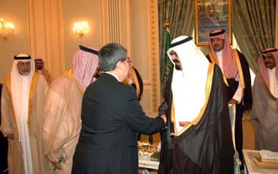 خادم الحرمين يستقبل الأمراء وكبار المسؤولين والمفتي العام