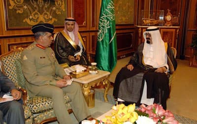 خادم الحرمين يستقبل الأمراء وكبار المسؤولين والمفتي العام