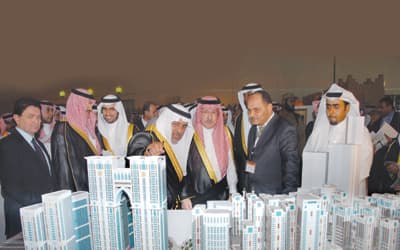 الأمير سطام يطلع على مجسم مشروع جبل عمر ويكرم الشركة