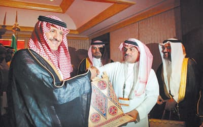 سلطان بن سلمان يتسلم "بابا خشبيا" من حرفي مولته "السياحة والآثار"