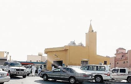 مسجد المئوية في حي الفيحاء يجذب المصلين