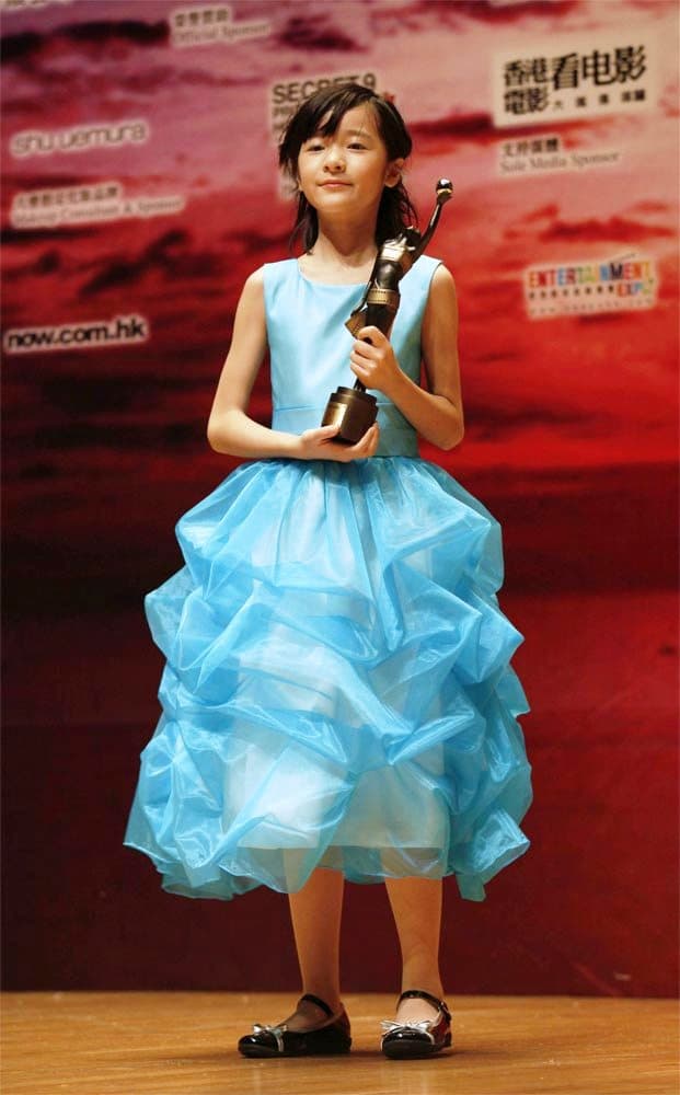 الممثلة الصينية جياو شو تفوز بجائزة أفضل أداء عن دورها في فيلم"J 7"  خلال جوائز هونج كونج السينمائي.