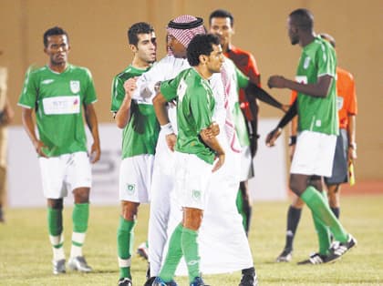 بهاء الأهلي "ينفلت" على المرداسي.. ويشتبك مع الراهب