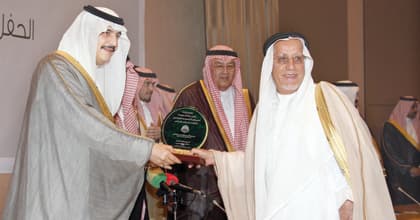 أمير الشرقية يكرم رئيس شركة العسيس القابضة