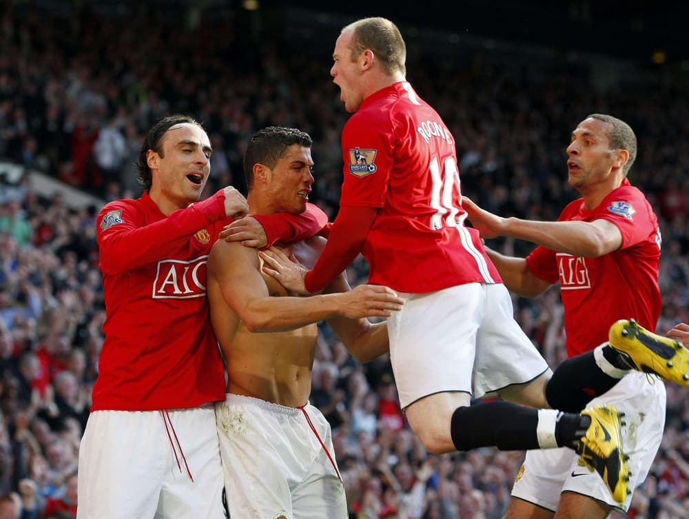 كريستيانو رونالدو ملقيا بقميصه بعد تسجيله هدف التقدم لفريقه مانشستر يونايتد على توتنهام في الدوري الإنجليزي ، المباراة انتهت بفو