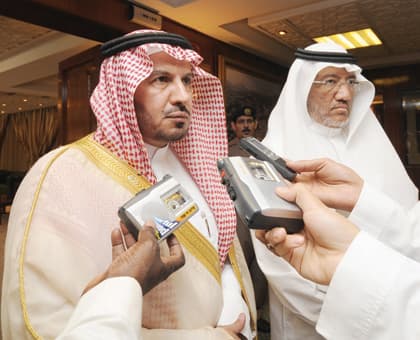 أمير مكة يوجه برش المبيدات عبر الطائرات داخل النطاق العمراني